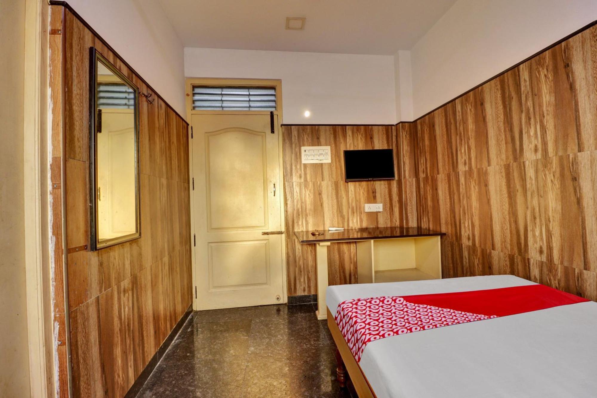 Oyo Flagship Amman Lodge Chennimalai Εξωτερικό φωτογραφία